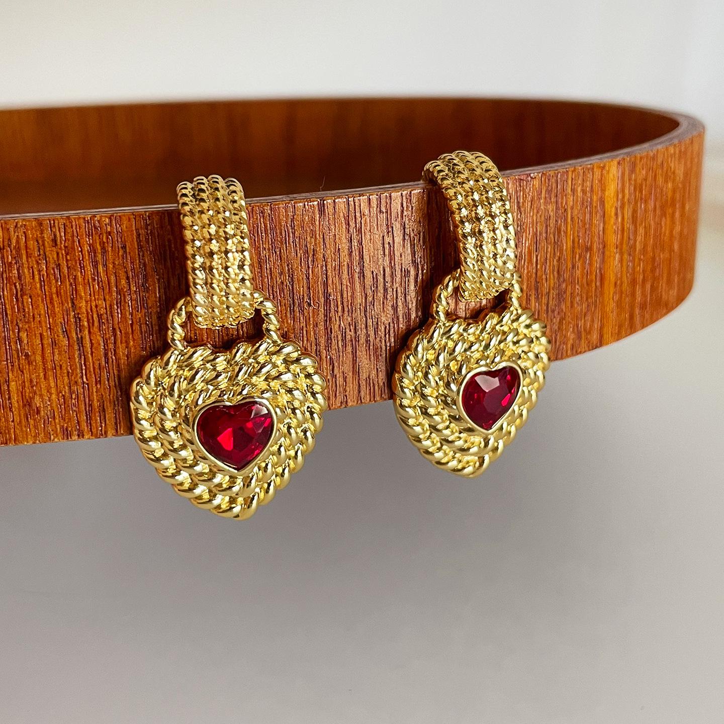 

Retro Women s Gold Woven Heart Accent Earrings - Elegant, Unique Light Luxury Texture Design