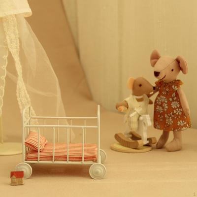 1/12 Dollhouse Baby Bed Miniature Móveis Quarto Foto Realista Adereços com Colchão para Modelo DIY