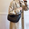 Large capacity bag women's winter new fashion simple shoulder messenger bag commuter casual dumpling bag