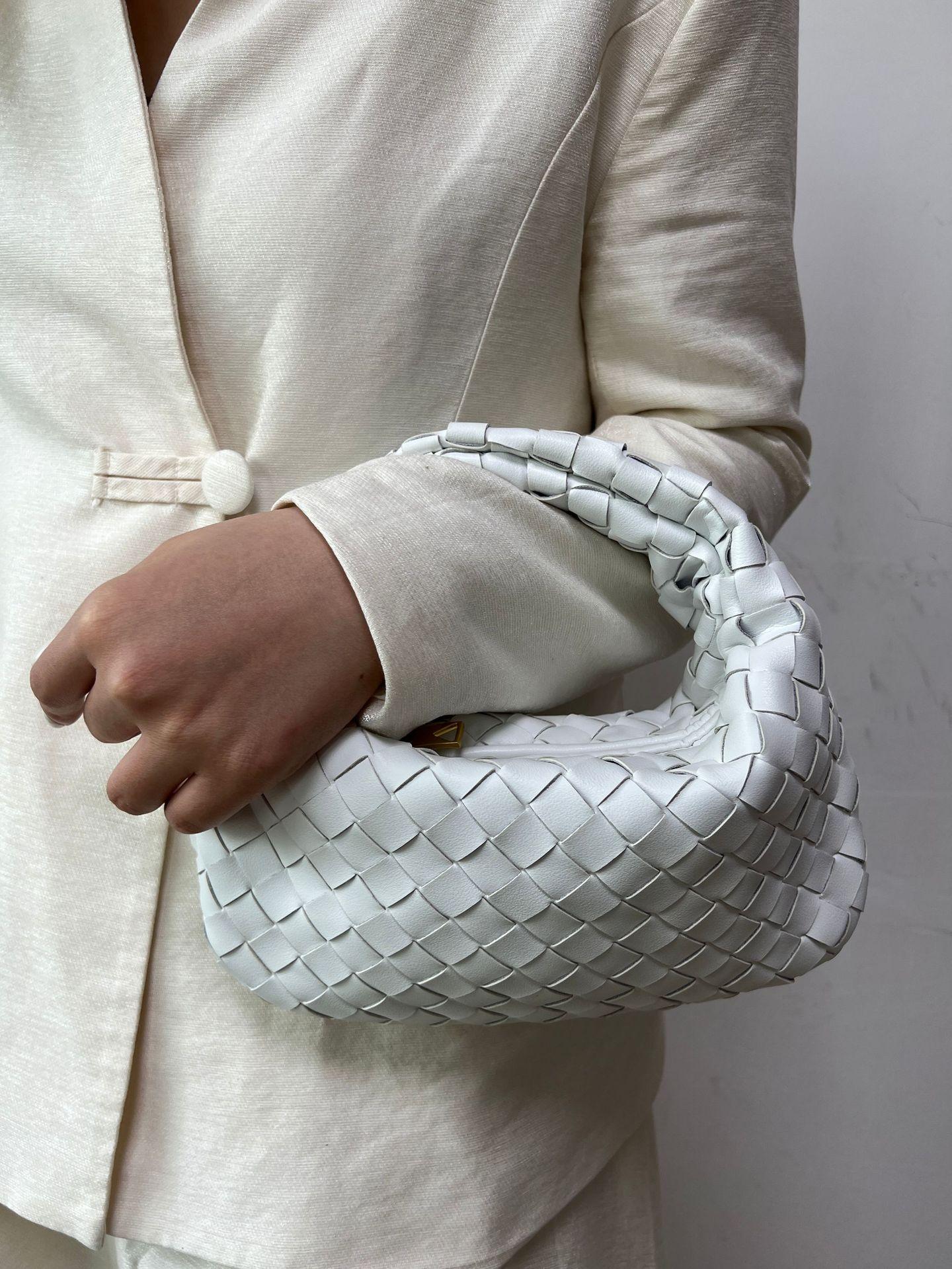 

Trend dumpling women s bag versatile shoulder bag temperament handbag personalized croissant handwoven 28*2*15 CM білий