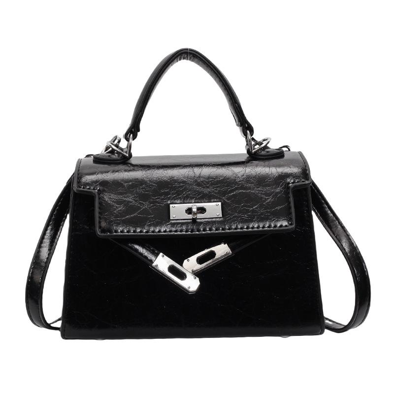 

В этом году особой популярностью пользуются нишевые сумки: новые модные женские сумки-мессенджеры 2024 года с замком, высококачественные сумки-мессенджеры на одно плечо в зарубежном стиле. чёрный