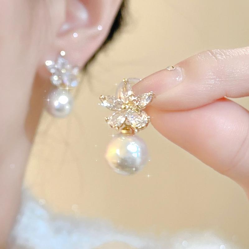 

Diamond-encrusted flower pearl pendant earrings, sweet light luxury, high-end temperament, fashionable and versatile earrings for women