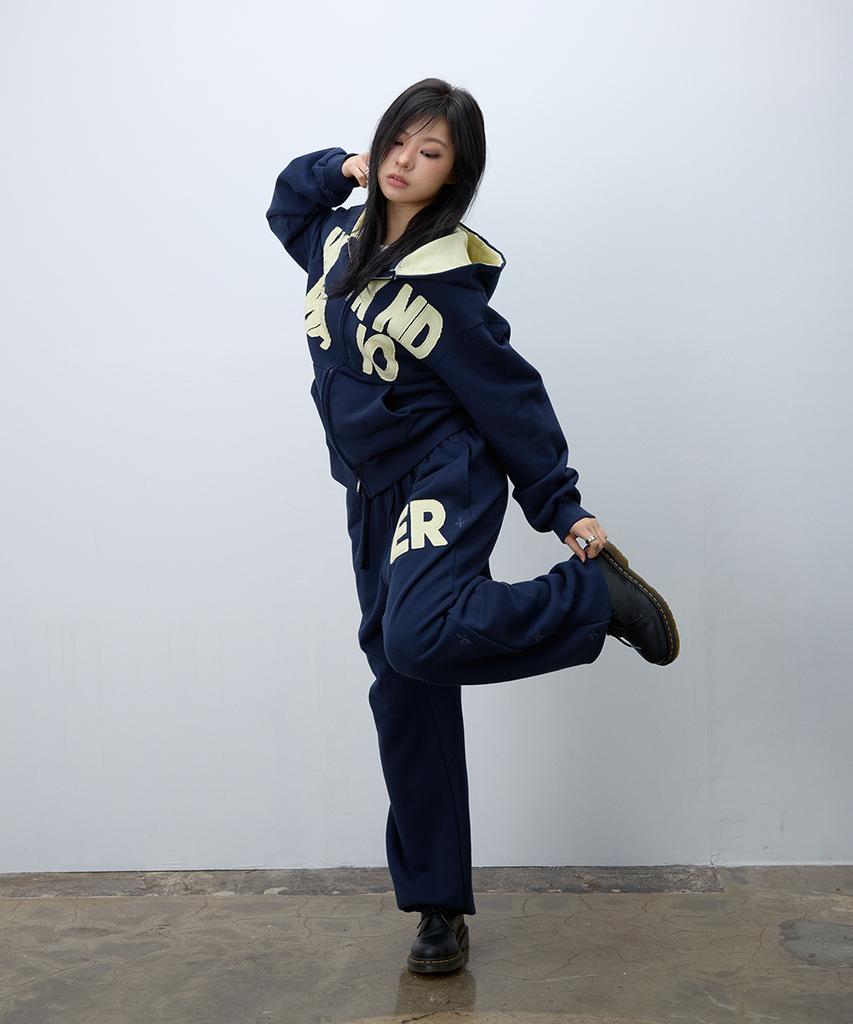 EEERRR Er Waffle Applique Long Sweat Pants (Navy)