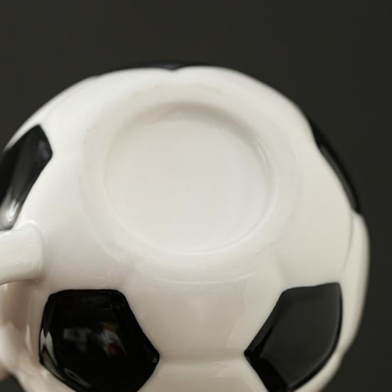 Kaffeebecher mit Deckel im Sportdesign Fußball Baseball Keramiktasse Schwarz Weiß Kariert Rote Nähte Auslaufsicher Mikrowellengeeignet Teetasse