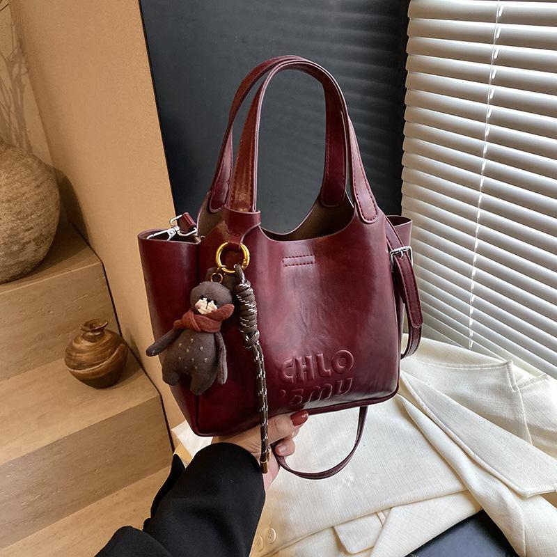 Dies ist eine trendige und modische koreanische Bucket Bag für Frauen im Sommer.. Es eine vielseitige Ein-Schulter-Tasche