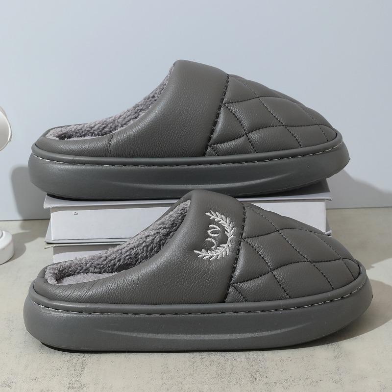 

Новые кожаные мужские хлопковые тапочки домашние комнатные холодные и теплые на меху водонепроницаемые хлопковые тапочки мужские зимние 46-47 темно-серого