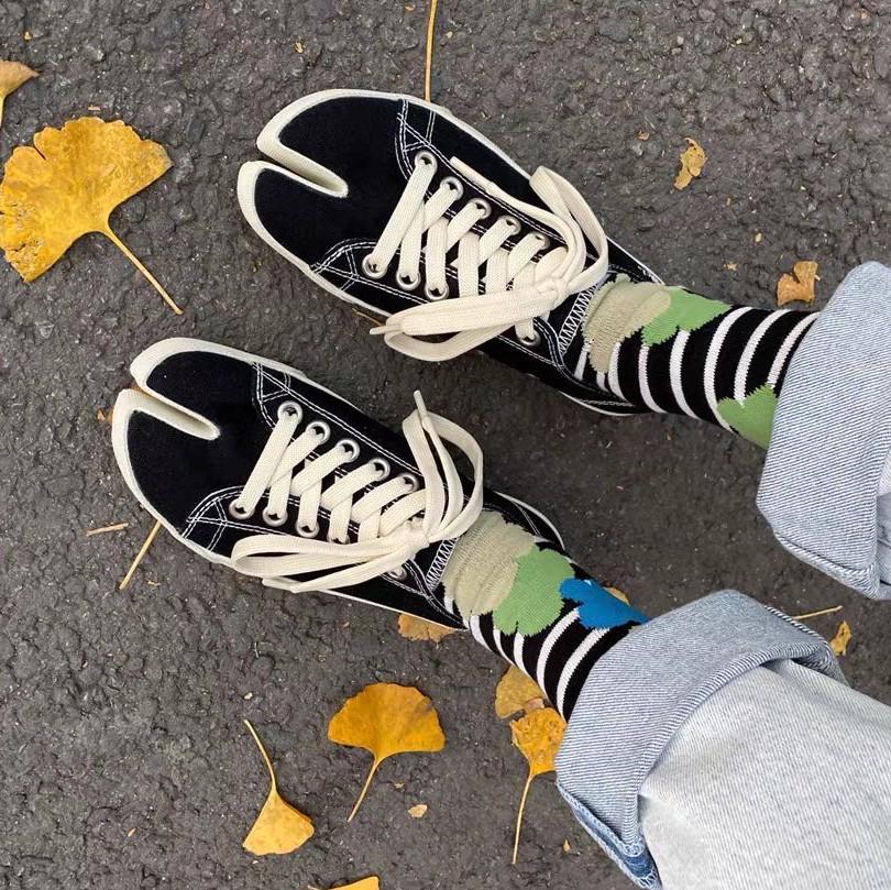 Trendy Japanese Multi-Color Jacquard Floral Tabi Socks - Cute Split-Toe Mid-Calf Design