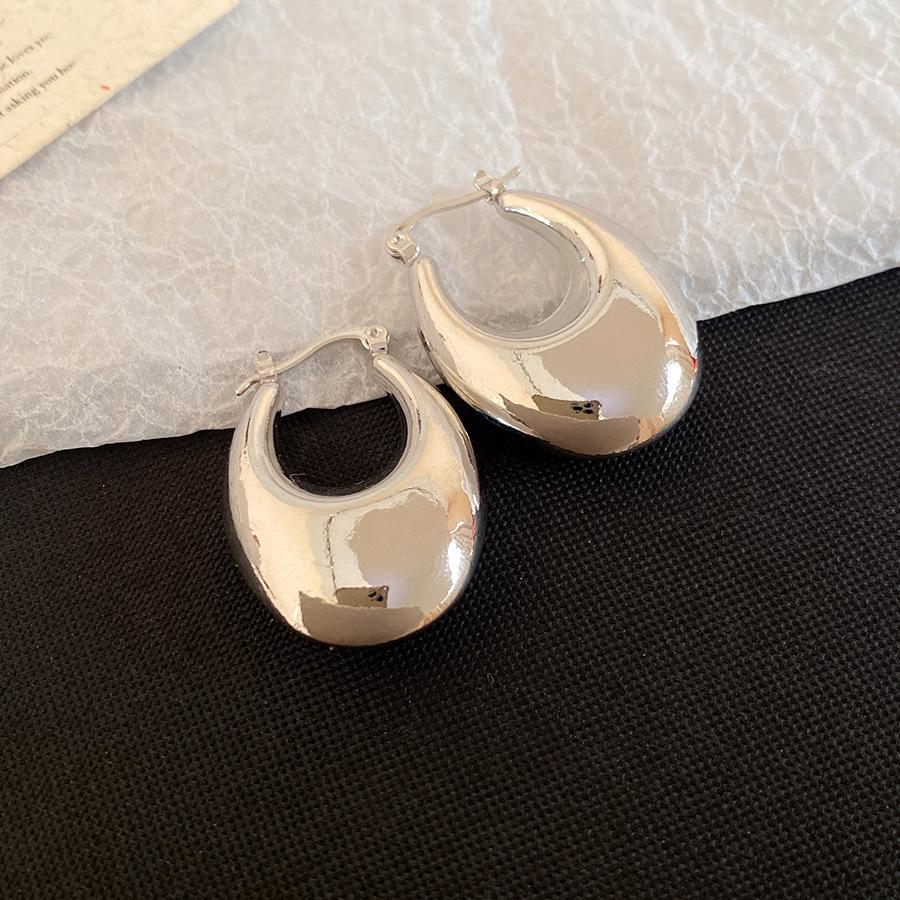 

Steel needle metal simple smooth C-shaped earrings European and American retro personalized design earrings light luxury high-end earrings