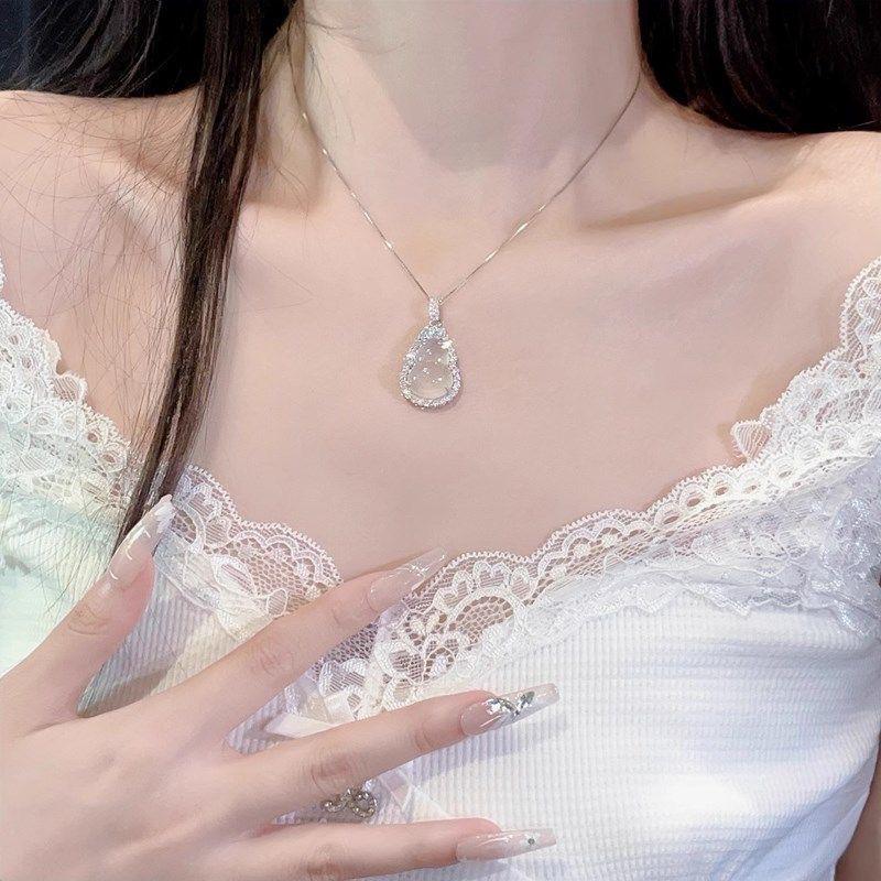 Women's Retro Light Luxury Chalcedony Gourd Pendant Necklace - New Chinese Style for Girlfriend