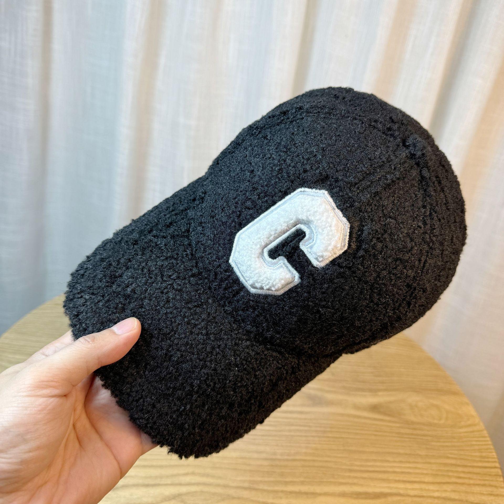 

Бейсболка из овечьей шерсти для женщин, корейская версия, маленький осенне-зимний стиль, кепка с вышивкой буквы C, повседневная теплая шляпа Adjustable