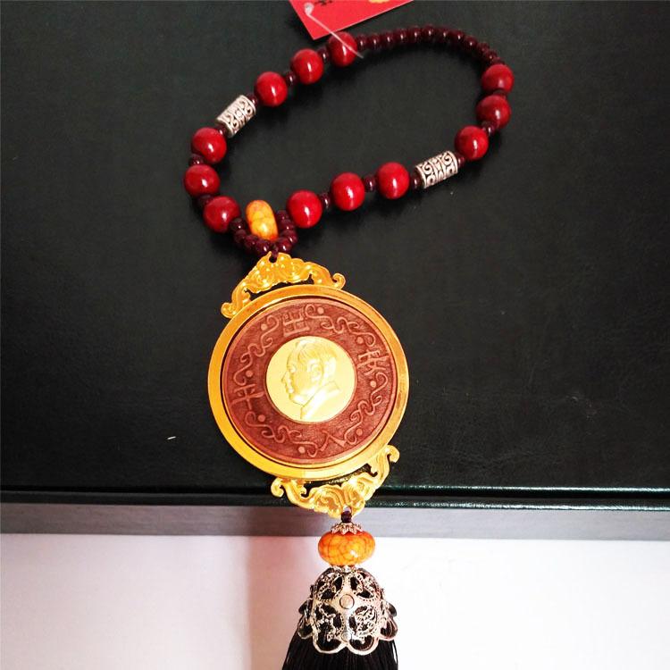 Sandelholz-Autoanhänger und Holzkunsthandwerk-Souvenirs von Chairman Mao werden als Geschenke verkauft.