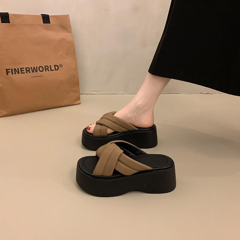 Neue Hausschuhe mit dickem Boden für Damen-Sommer-Outdoor-Bekleidung gehen aus, um die Höhe zu erhöhen, Französische 2025 Keilsandalen super Feuer Modegefühl a