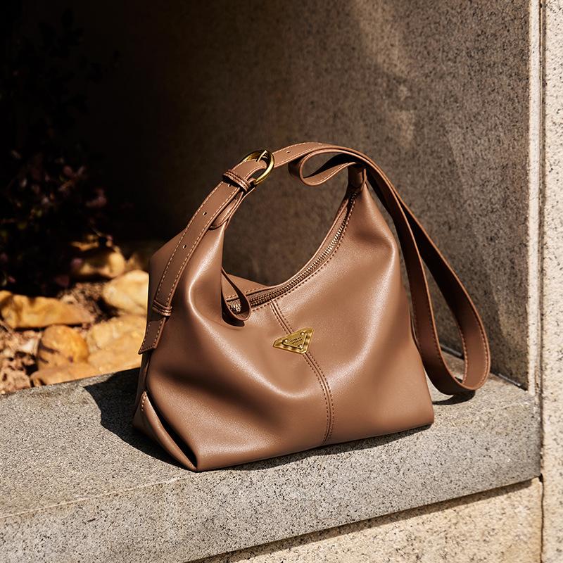 

New Genuine Leather Simple Tote Bag 2025 Casual Large Capacity Crossbody Women s Bag Versatile Commuting Design Sense Shoulder Bag Upper Width26CM*Lower Wid