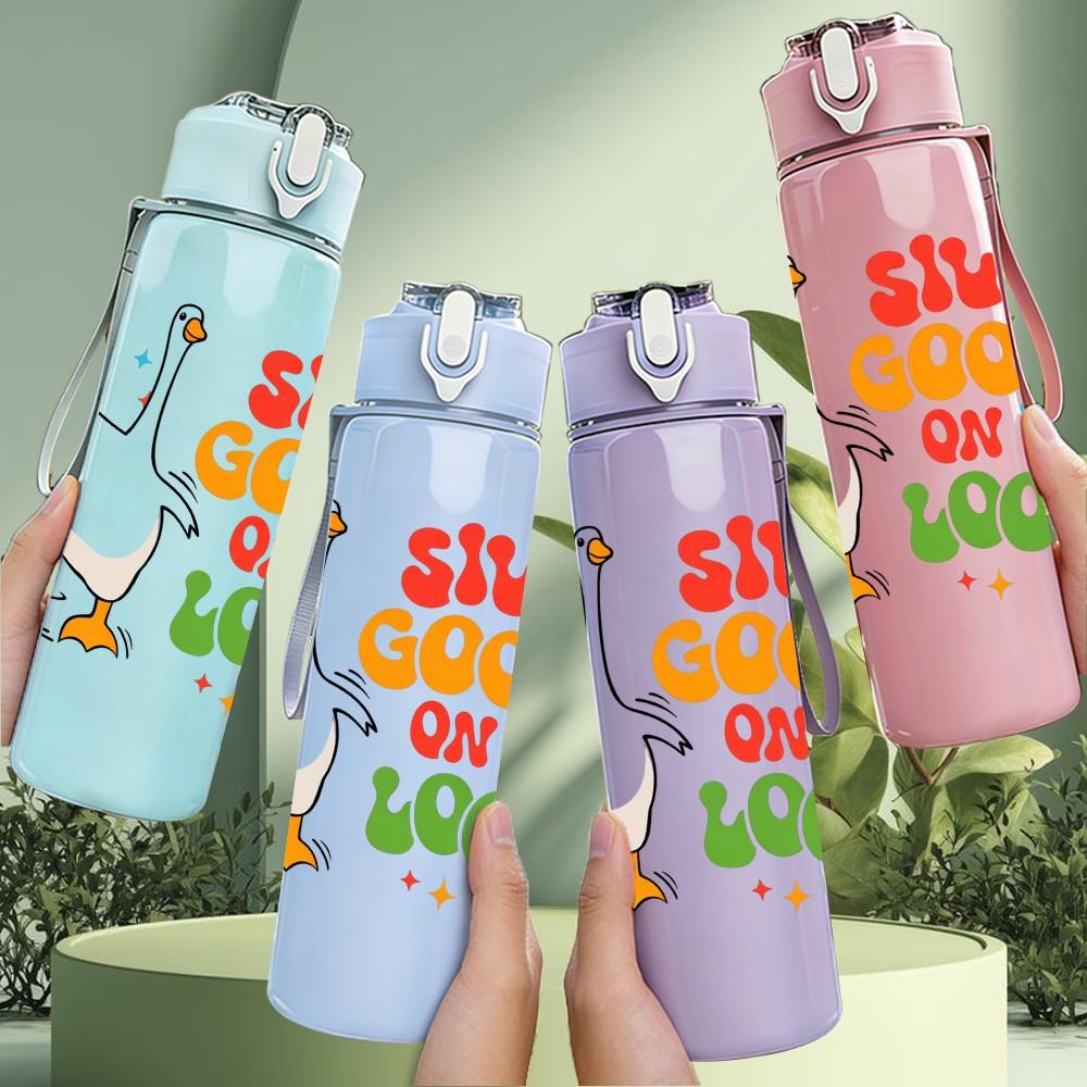1PC Silly Goose On The Loose Funny Print 750ml Color Plastic Sports Water Bottle Leakproof Flip Straw Lid Suitable for Sports Office Home Use