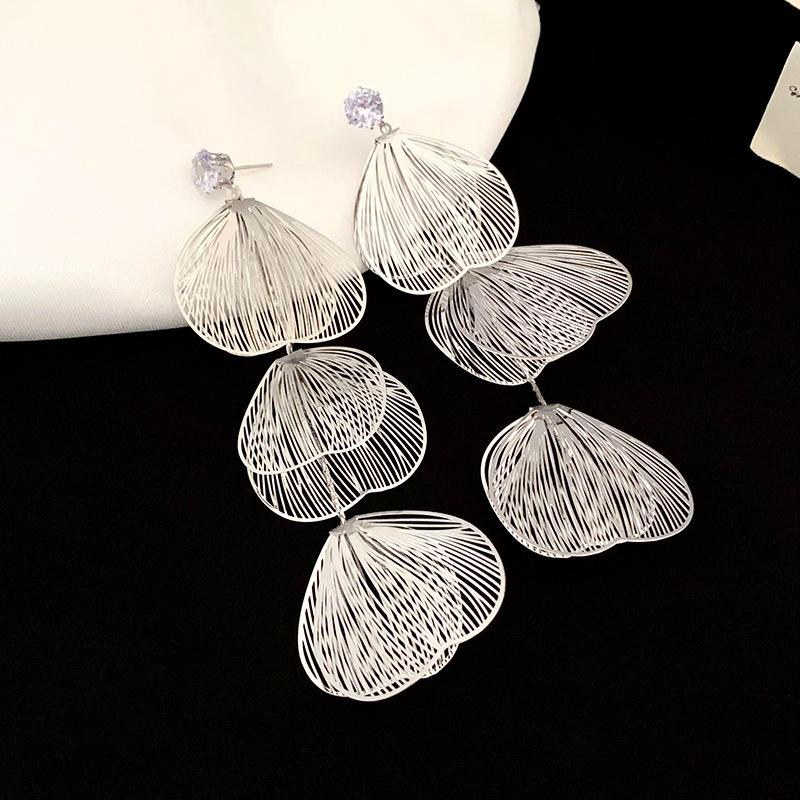 European and American Personalized Metal Fringed Earrings Niche Simple Long Stud Earrings High-end Light Luxury Earrings Women