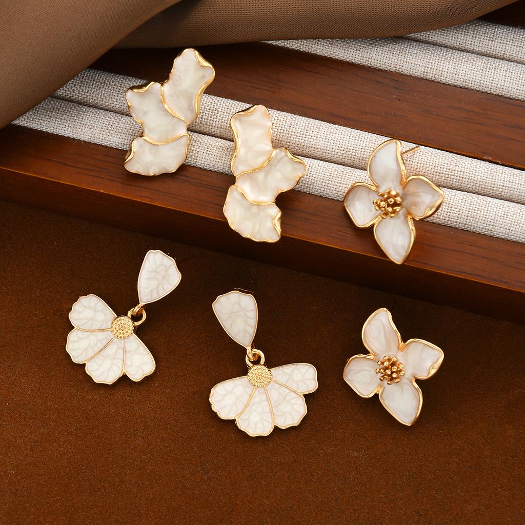 Vintage Floral Design Stud Earring Set for Women French Ins Beige Romantic Earring Trendy Korean Elegant Daily Wear Jewelry Gift