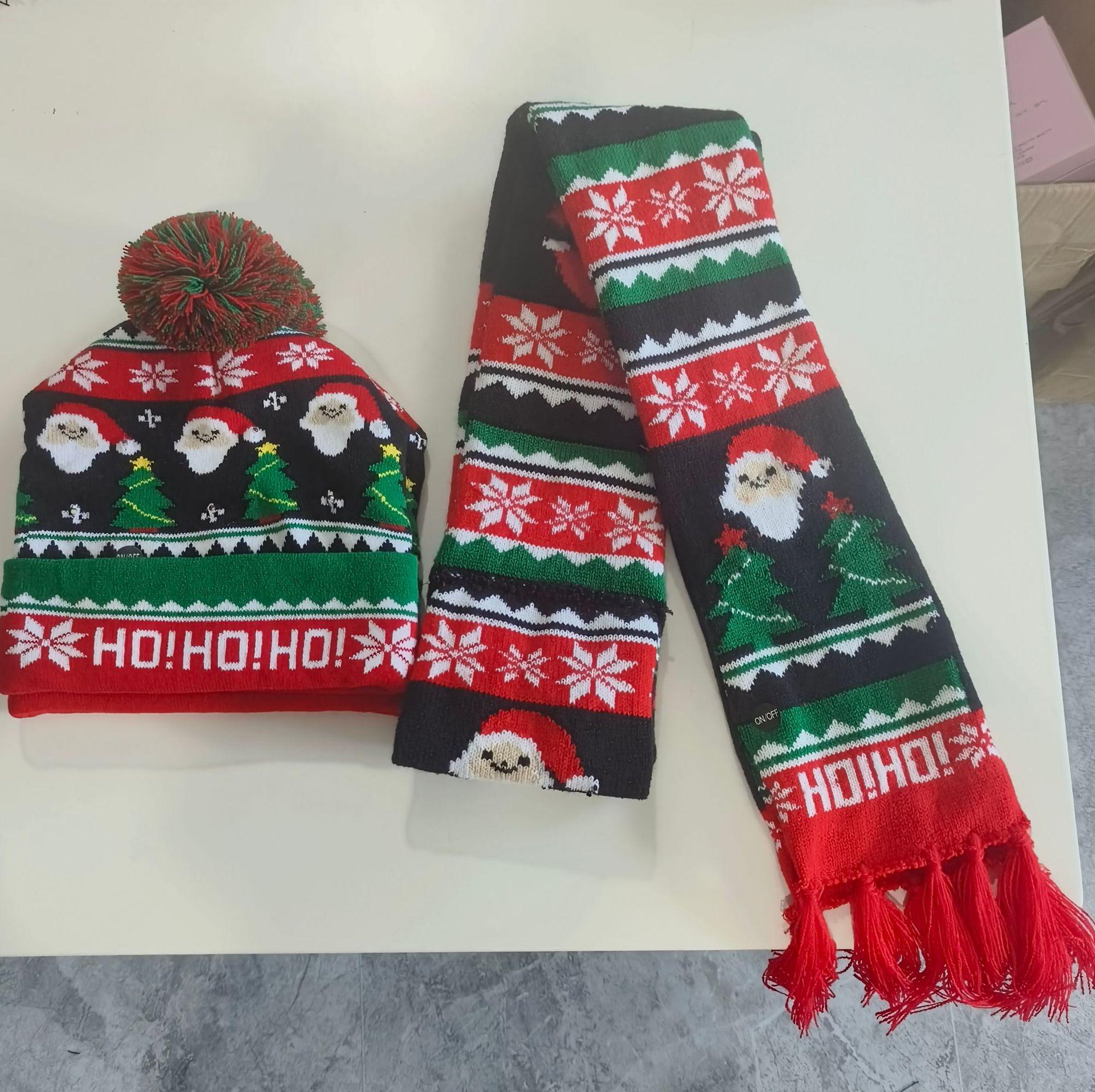 

Комплект из жаккардовой вязаной шапки и шарфа с изображением лося со светодиодной подсветкой на Рождество и Новый год.