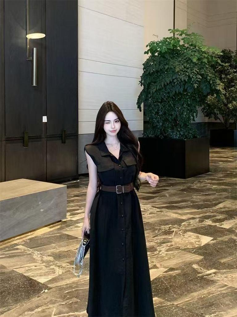 Elegantes schwarzes ärmelloses Kleid mit Hemdkragen & schlankmachender Taille