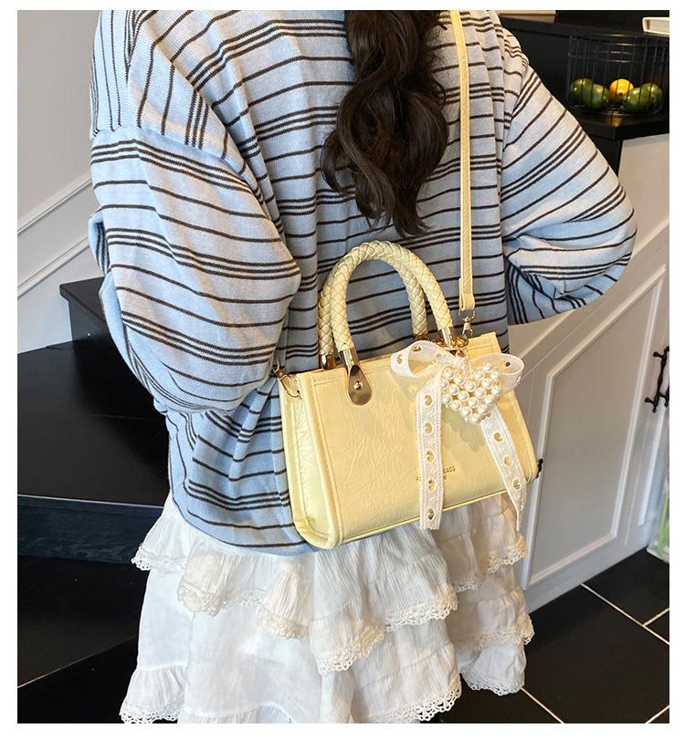 This year's popular bag women's 2025 new high-end versatile messenger bag fashionable super hot portable small bag