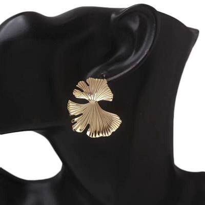 Mode Metalen Overdreven Oorbellen Vrouwelijke Eenvoudige Ginkgo Blad Oorbellen Koude Wind Straat Schieten Oorbellen Persoonlijkheid Getijden