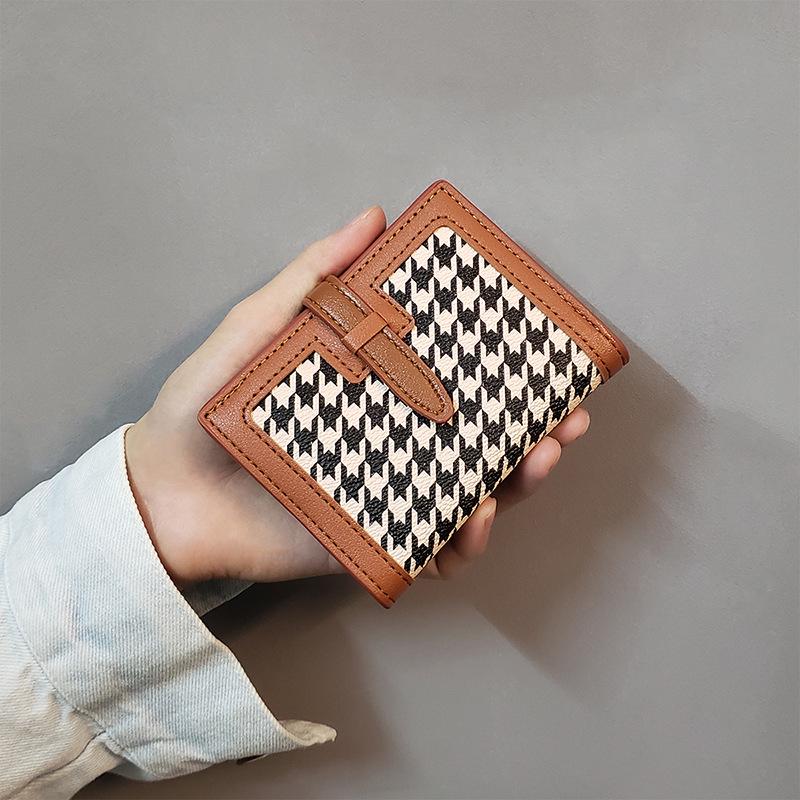 

Женский короткий кошелек на молнии в черно-белую клетку от In s Retro