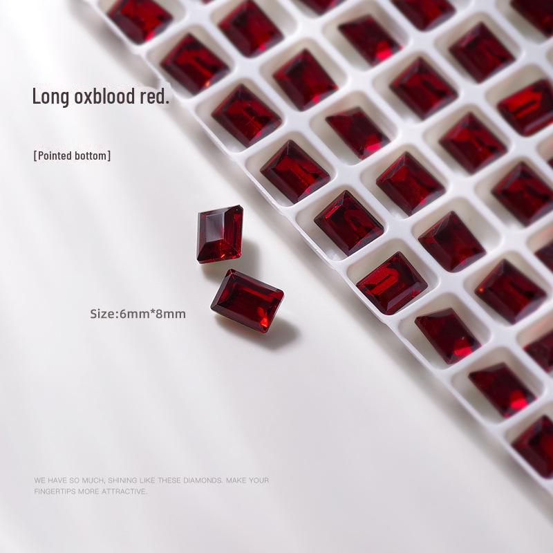 

Новогодний красный нейл-арт со стразами: Многогранные, темно-красные, восьмиугольные и круглые формы.