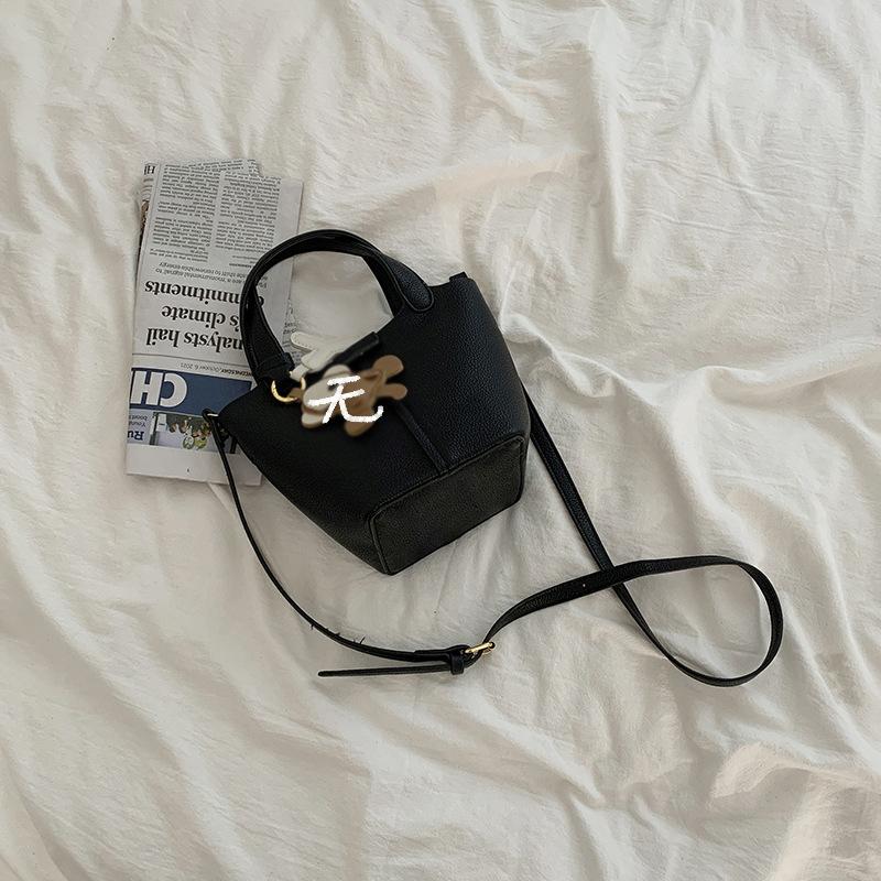 

Niche design handbag bag women s summer 2025 new trendy fashion bucket bag versatile shoulder bag messenger bag No specification чёрный