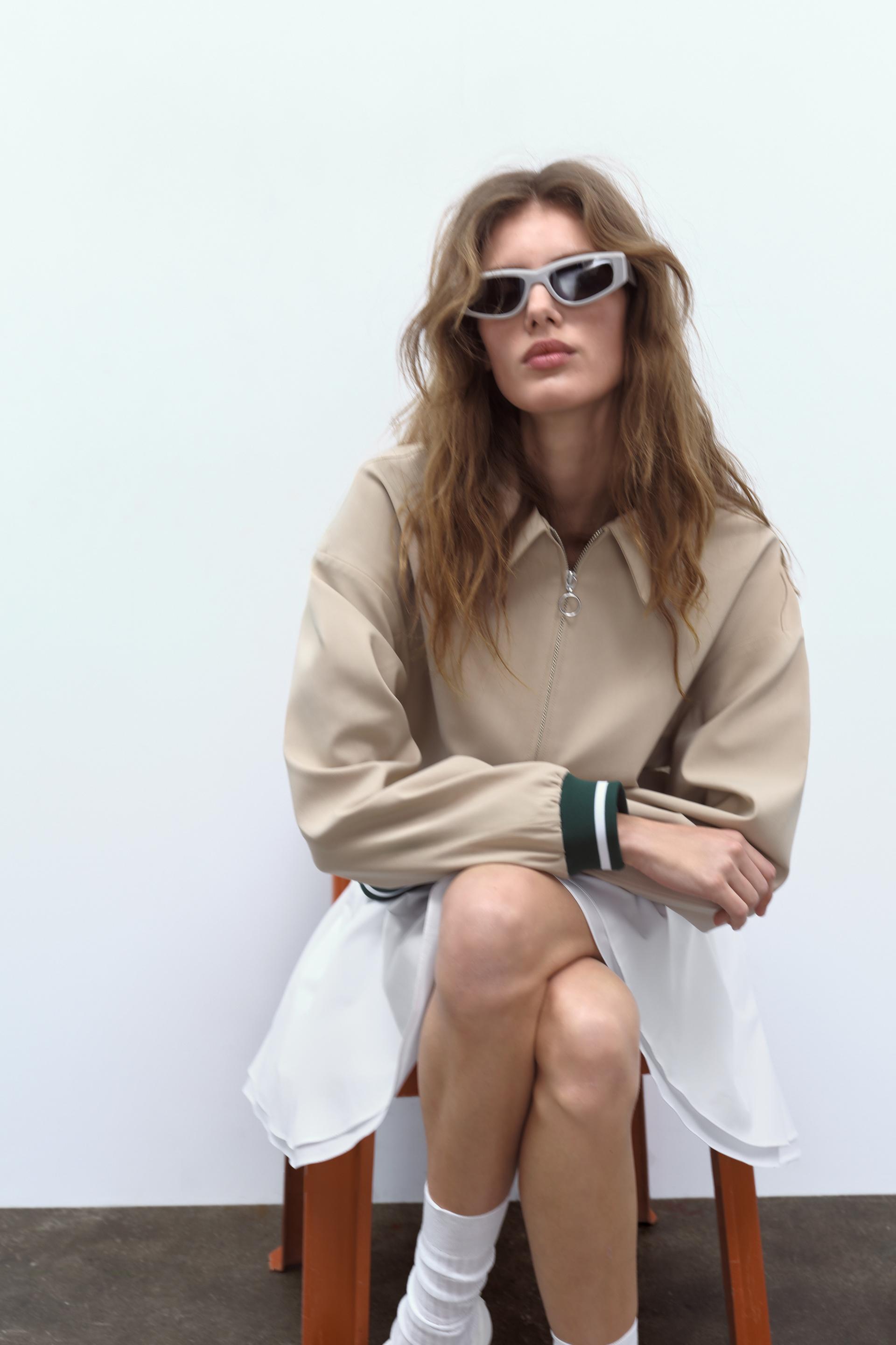 

КУРТКА С КОНТРАСТНОЙ ЛЕНТОЙ