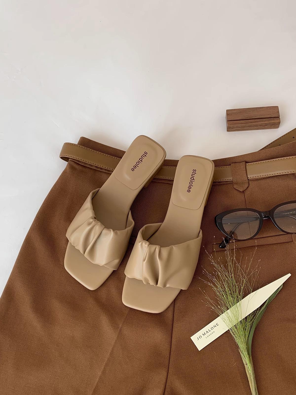 

Версия из овчины~ плиссированный дизайн, одно слово с квадратным носком, толстый каблук, кожаные крутые шлепанцы женские летние 40