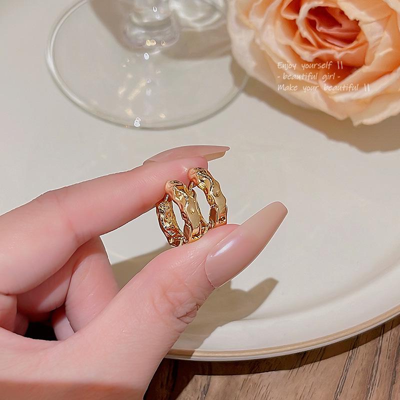 South Korean Elegant Zircon Hoop Earrings - Trendy, Versatile Plain Hoops with Love Design