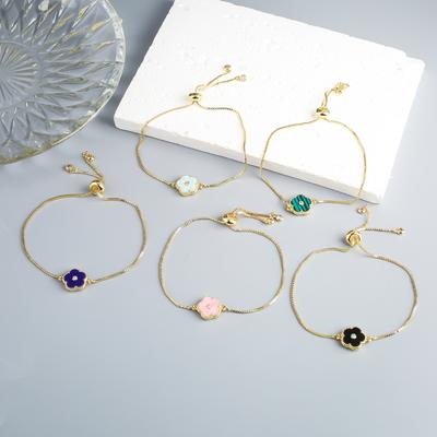 Verstellbares Vergoldetes Fünfblättriges Blumen-Charms Damenarmband Einfach für Frau Klassisch Party Marke Schmuck Tägliches Tragen Klee