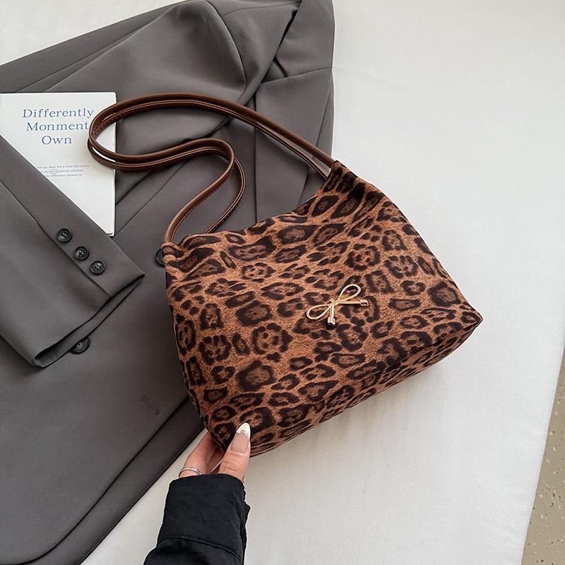 

Ретро контрастная клетчатая сумка с леопардовым принтом 2025 осень новая нишевая мода подмышечная большая вместимость клетчатая сумка через плечо цветной печати леопарда