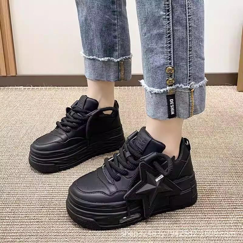 Herbsttrend neue Board-Schuhe Damen bequeme Plateau-Muffin-Schuhe mit fünfzackigem Stern kleine weiße Schuhe Damen