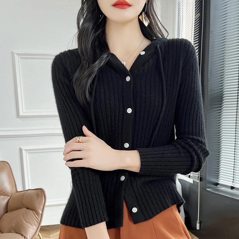 

Женский приталенный вязаный кардиган с капюшоном, кулиской и пуговицами Medium