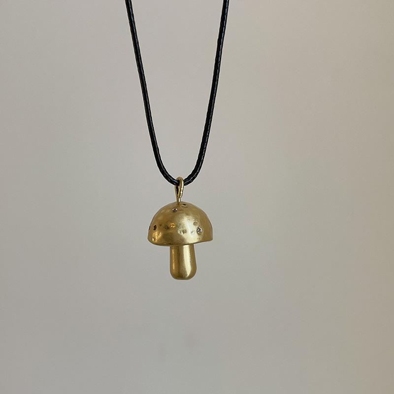 

Niche High-End Матовый металлический кулон в виде гриба, ожерелье с подвеской, женское, милое, изысканное, универсальное, цепочка на шею, цепочка на свитер