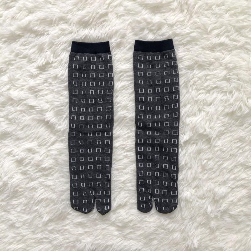 Trendy Japanese Multi-Color Jacquard Floral Tabi Socks - Cute Split-Toe Mid-Calf Design