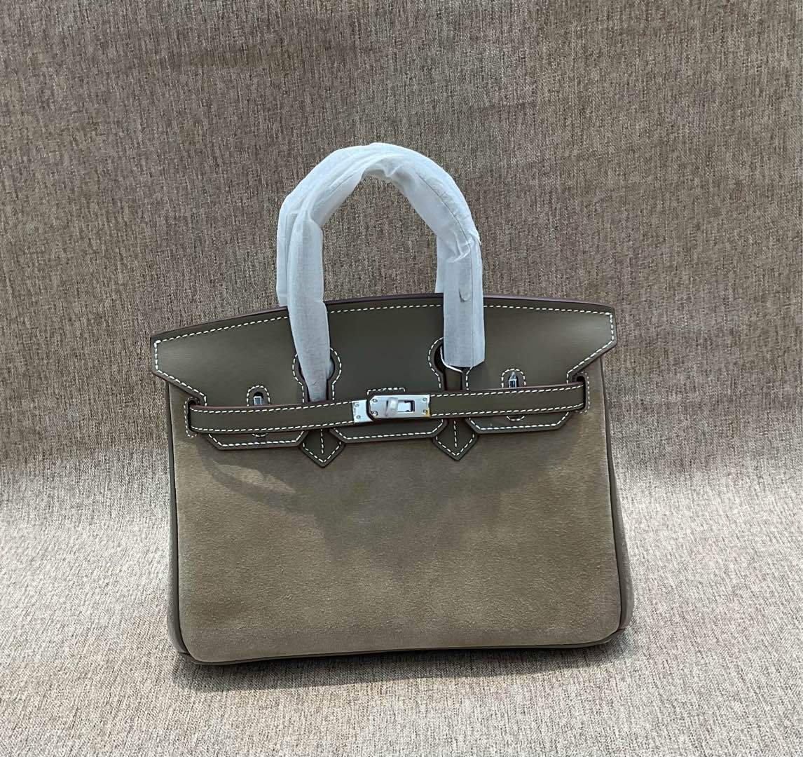 2025 Ретро простой и модный мессенджер из замши первого слоя платинового цвета женская сумка из натуральной кожи портативная большой вместимости хит 25x14x19cm 15300₽