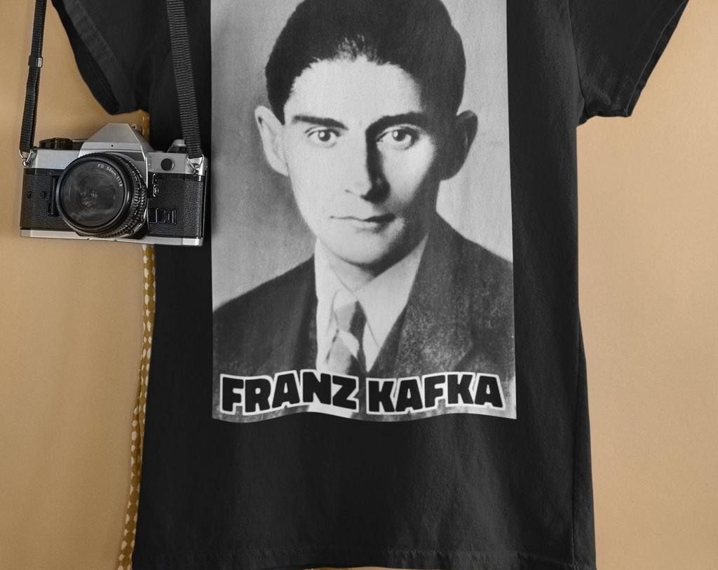 Franz Kafka Scrittore di Narrativa Ebraica T-shirt Autore del XX Secolo Camicia G500 5.3 oz. Maglietta