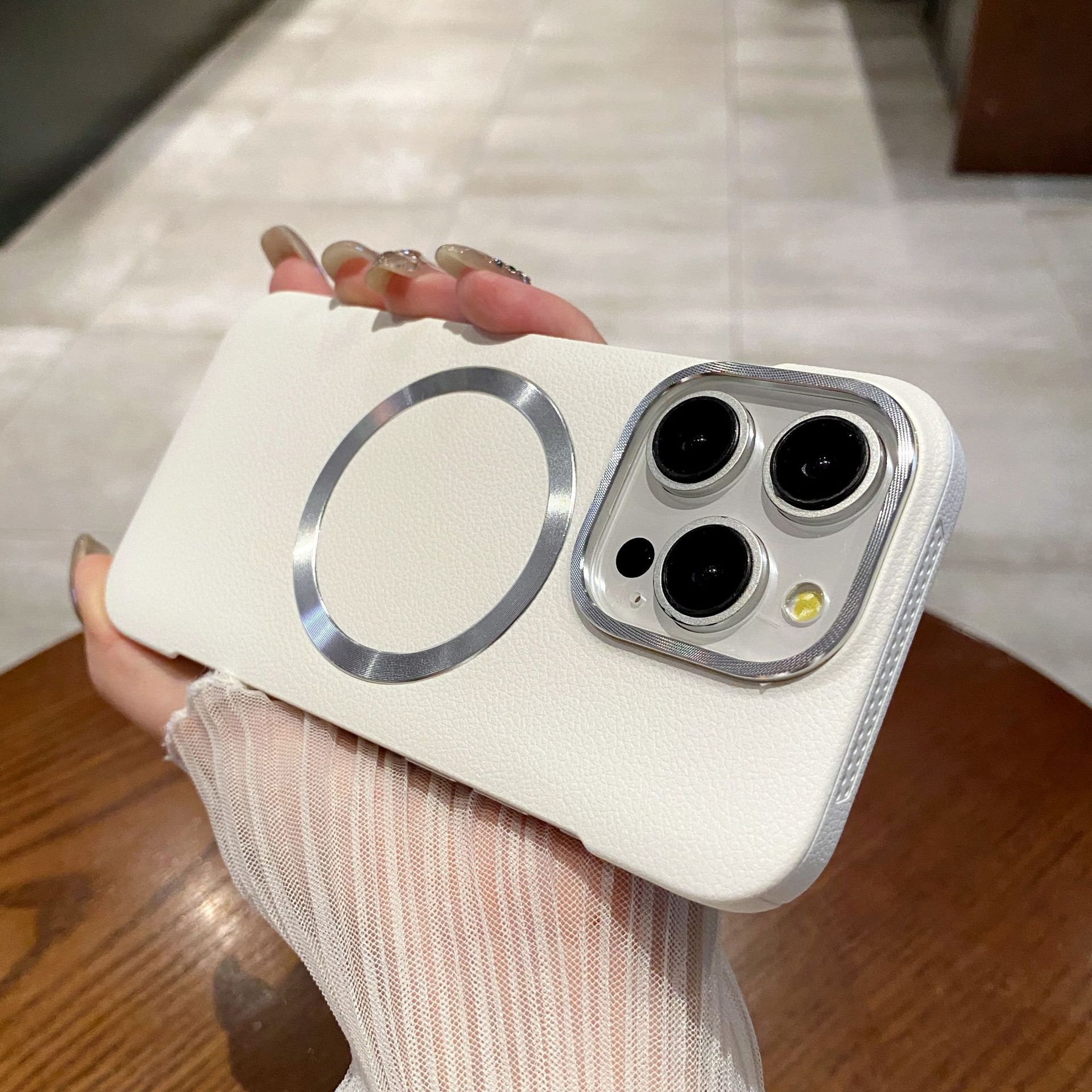 

Магнитное крепление с текстурой кожи личи подходит для чехлов для телефонов iPhone15PROMAX. Ультратонкий защитный чехол для Apple 14 Borderless 13 Anti Drop Apple 12Promax белый