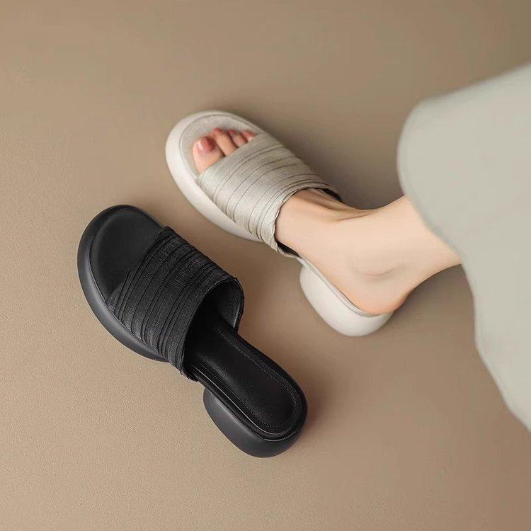 French thick-soled beach slippers 2025 new one-word drag women's summer wear casual thick-heeled cool slippers