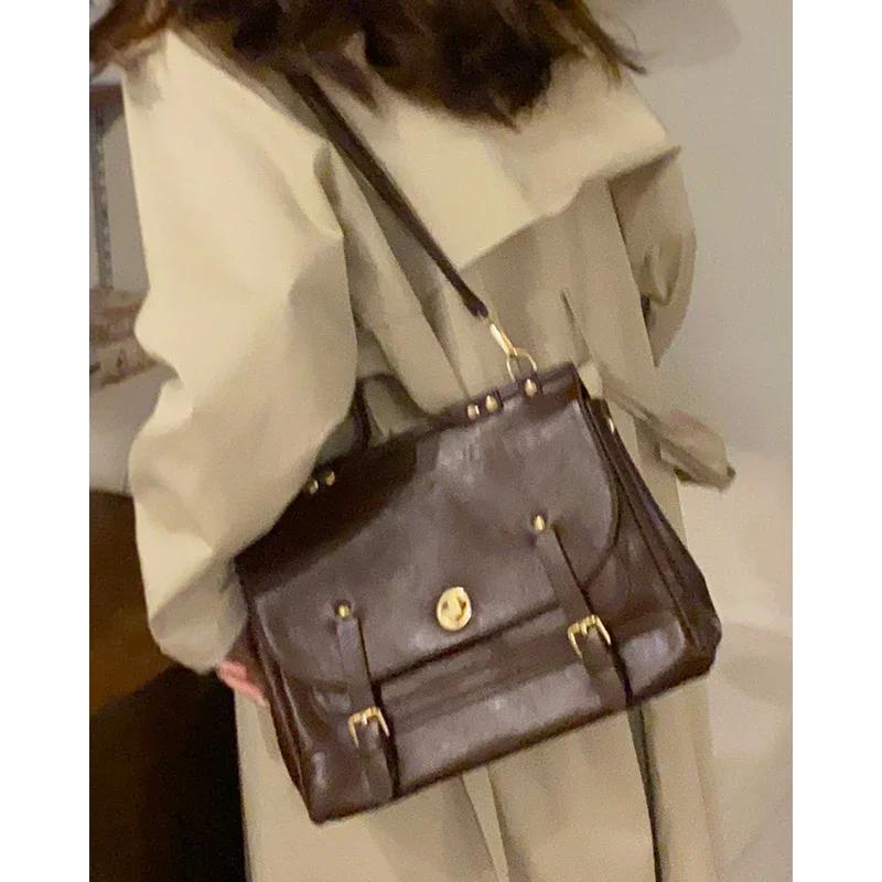 

Женская почтовая сумка в британском стиле в стиле ретро, новая классика корейской версии, большой вместимости, текстурированный кожаный рюкзак