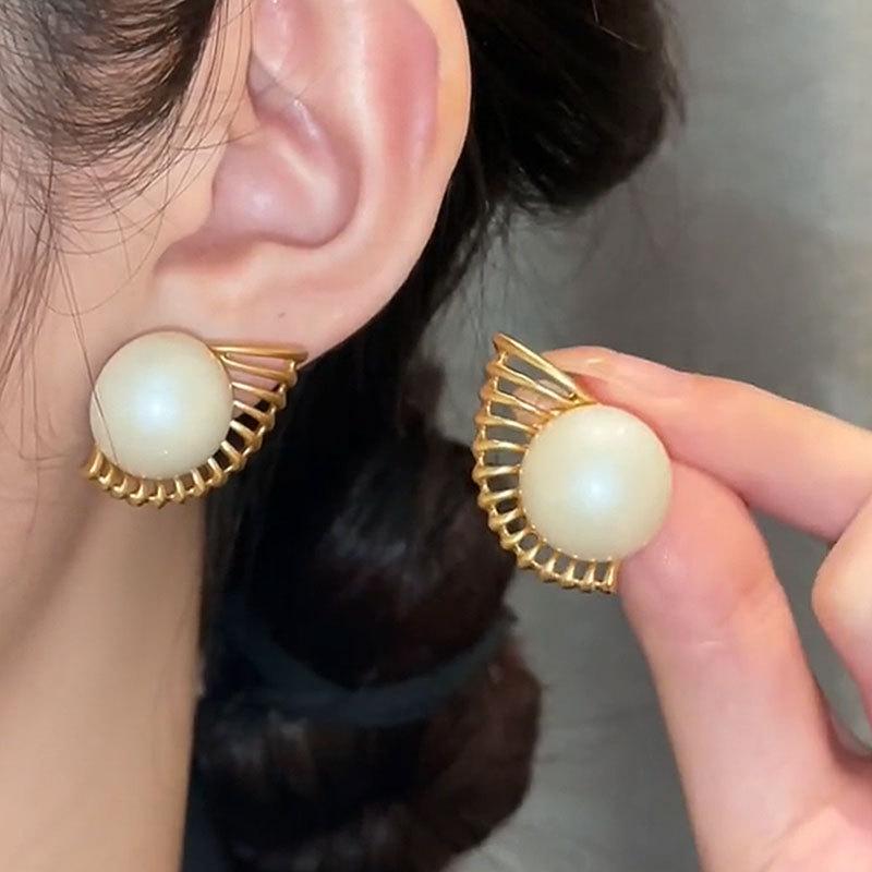 White Round Imitation Pearl Earrings for Women Golden Color Hollow Out Metal Side Stud Earrings Wedding Party Fashion Jewelry