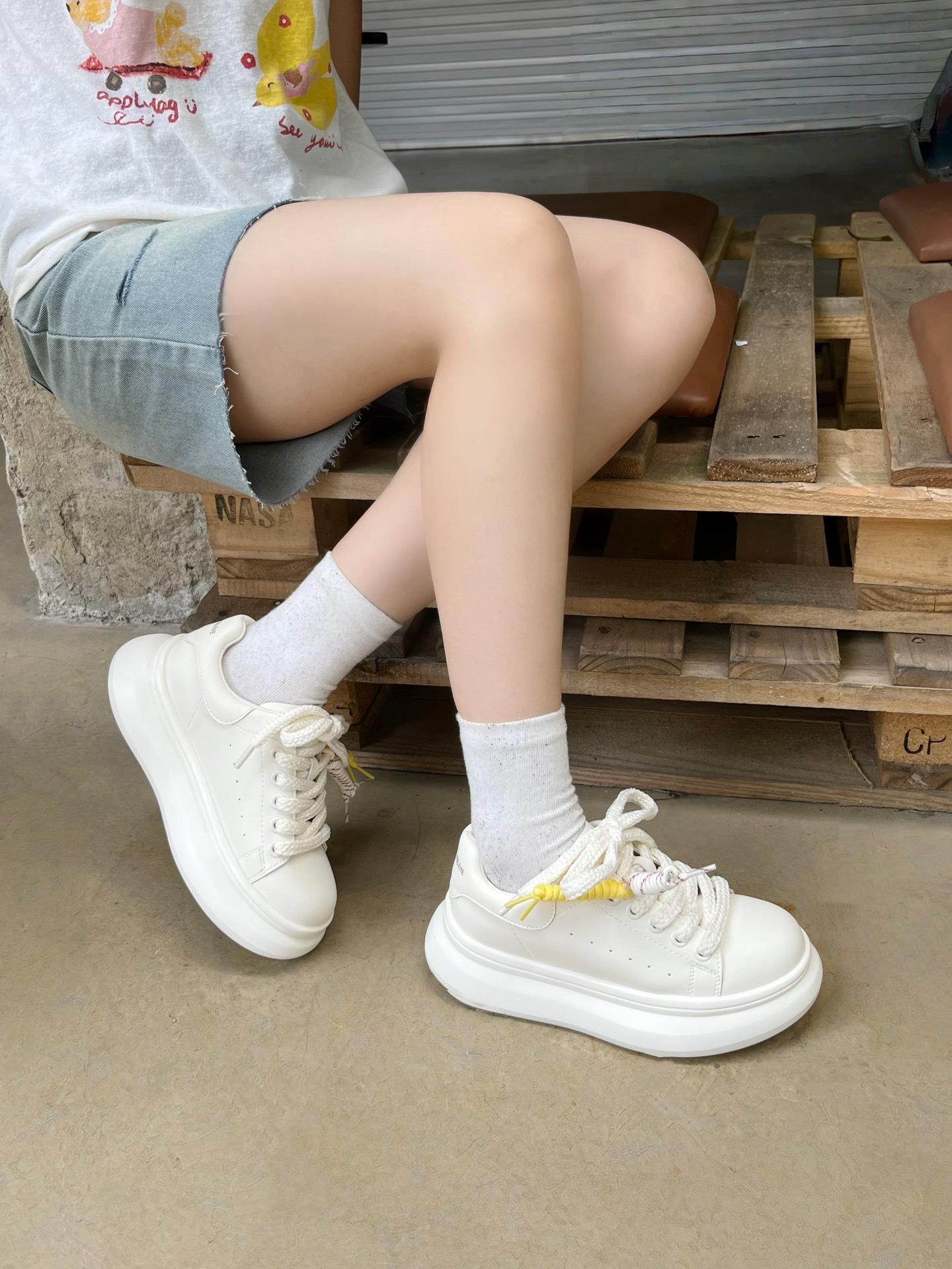 

Платформенные белые женские туфли 2025 осень новинка кожаный маффин показывает маленькие и универсальные ноги, увеличивает высоту кед, повседневный спортивный тренд 40 белый