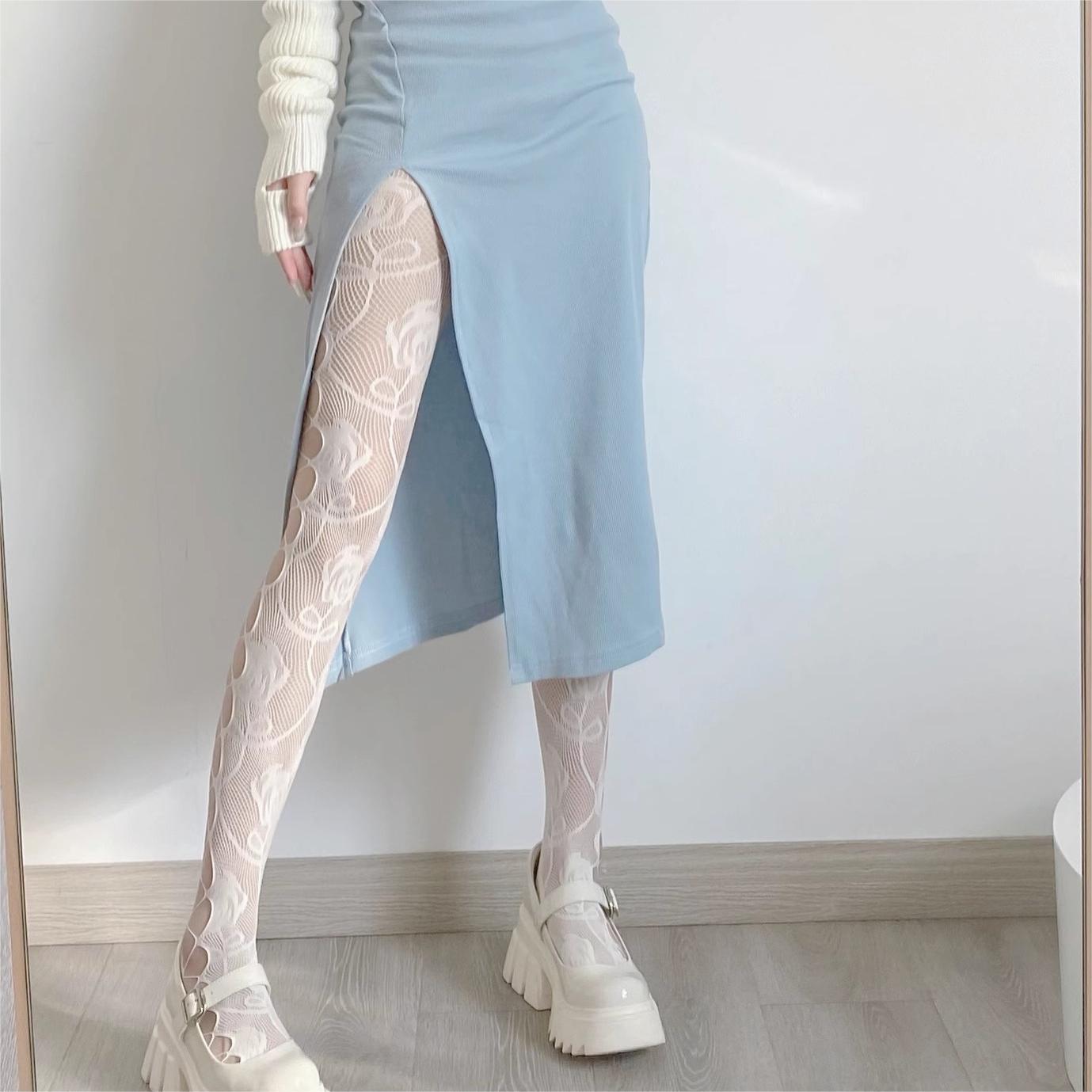Millennial-style hot girl fishnet pantyhose with side cutouts, sexy and alluring, with integrated garter belt and rose jacquard design Average Size