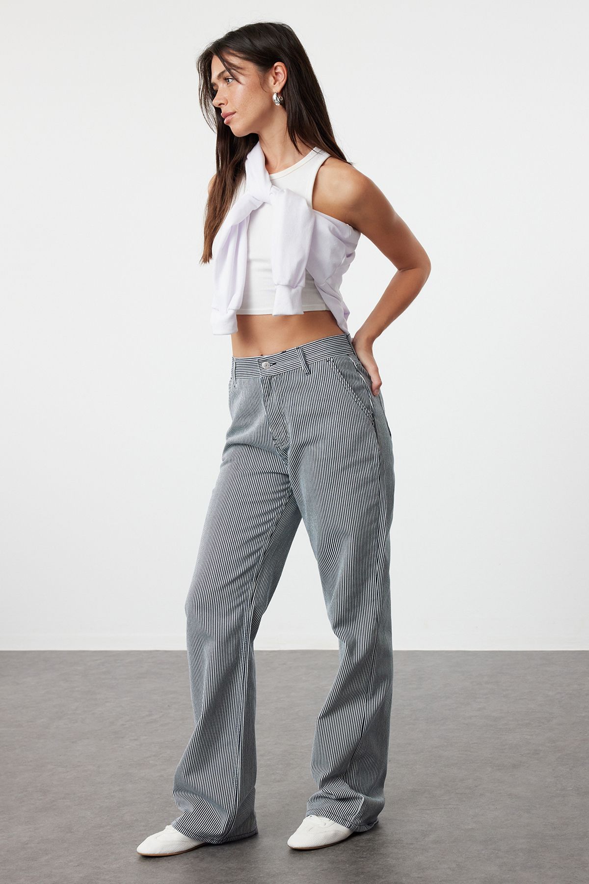 

Джинсы в женском стиле. Разноцветные полосатые джинсы с высокой талией и широкими штанинами. 2XS