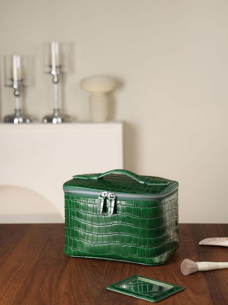 Crocodile Pattern Cowhide Makeup & Toiletry Bag: Portable, High-Capacity, Travel-Ready.