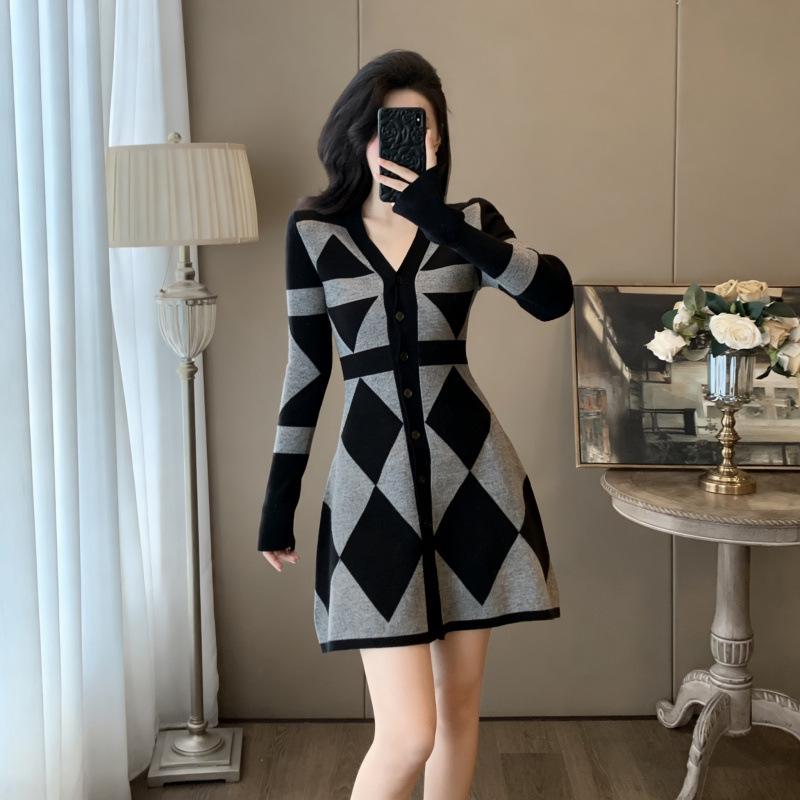 

French Retro Roman Knit Dress - V-neck, Spring Style, Short Length, Casual, Old Money Street Vibes M серый