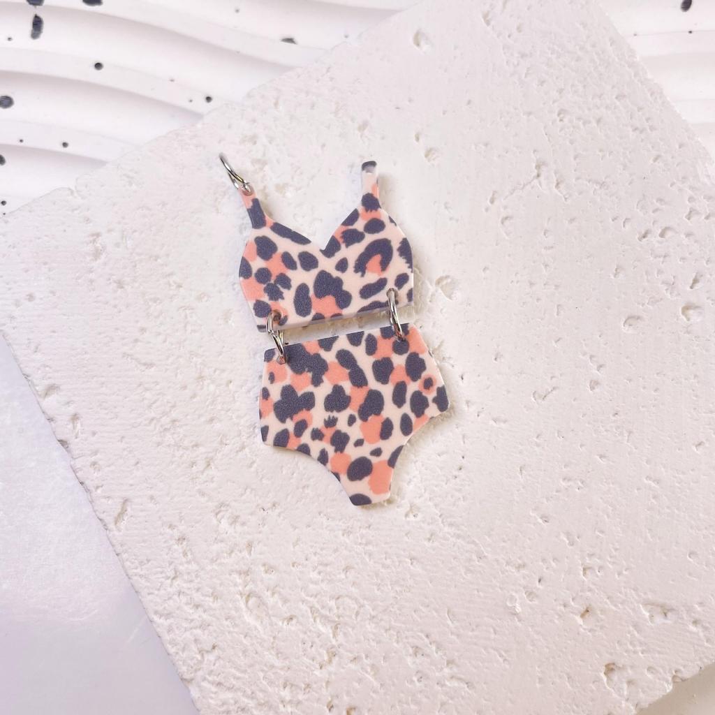 Leopardenmuster Acryl Badehose mit kleinem Anhänger und Hängeohrringen - Europäischer & Amerikanischer DIY Modeschmuck