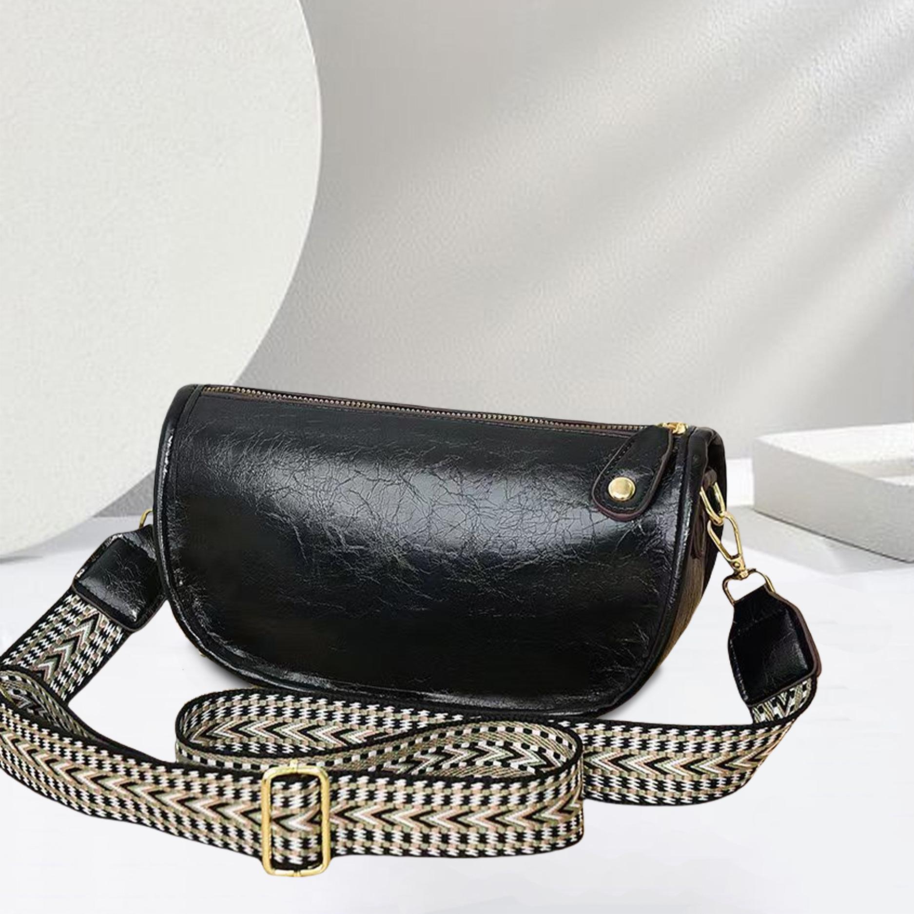 

Изящная сумка-мессенджер, широкий плечевой ремень, сумка через плечо, модная сумка-пельмень, модная повседневная сумка. Length 25 Height 13 Width 10cm чёрный