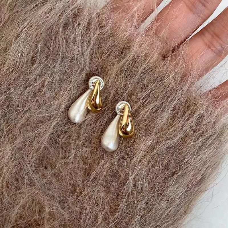 Fashionable Minimalist Water Drop Chili Earrings for Women Versatile Dangle Jewelry Accessory Elegant And Stylish